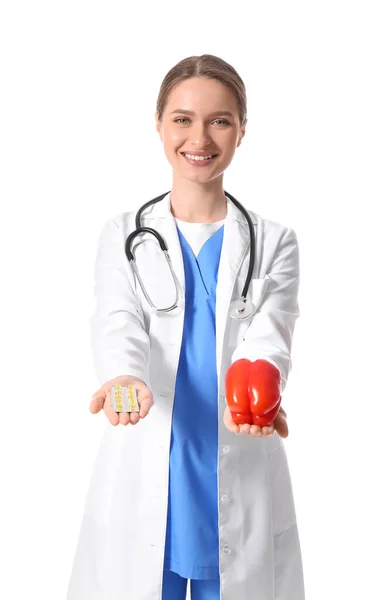 Médico Femenino Con Vitaminas Pimiento Sobre Fondo Blanco —  Fotos de Stock