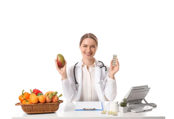 Kvinnelig Lege Med Vitaminer Grønnsaker Bordet Hvit Bakgrunn – stockfoto