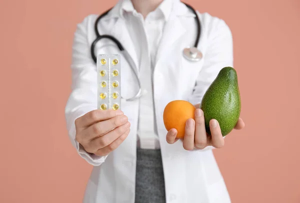 Médico Femenino Con Vitaminas Verduras Sobre Fondo Rosa —  Fotos de Stock