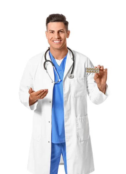 Beyaz Arka Planda Vitaminleri Olan Erkek Doktor — Stok fotoğraf