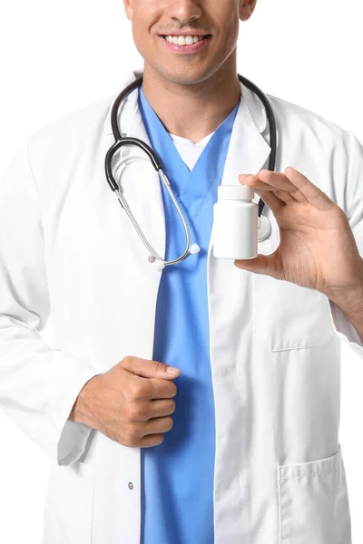 Beyaz Arka Planda Vitamini Şişesi Olan Erkek Doktor Yakın Plan — Stok fotoğraf