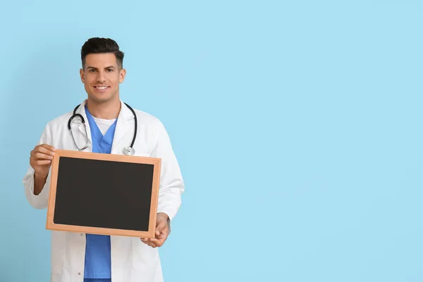 Médecin Masculin Avec Tableau Sur Fond Bleu — Photo