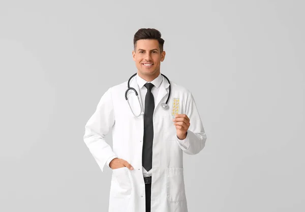 Hafif Arka Planda Vitaminleri Olan Erkek Doktor — Stok fotoğraf