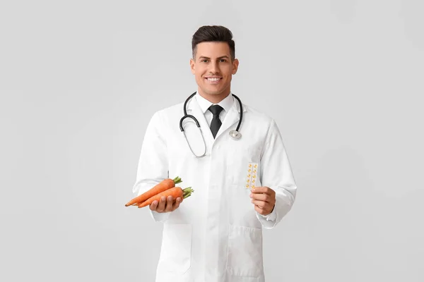 Αρσενικός Γιατρός Βιταμίνες Και Καρότα Στο Φως Φόντο — Φωτογραφία Αρχείου