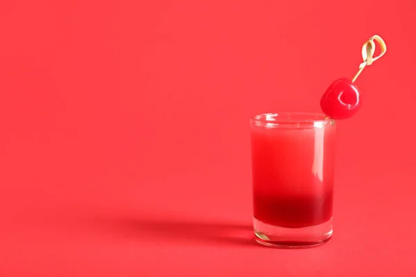Glas Heerlijke Cocktail Rode Achtergrond — Stockfoto