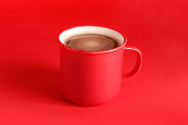 Tasse Aromatischer Kaffee Auf Rotem Hintergrund — Stockfoto