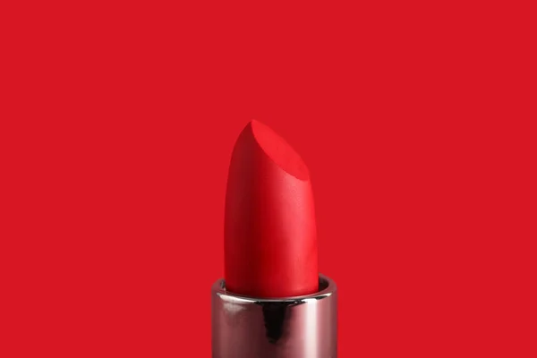 色の背景に美しい赤い口紅 クローズアップ — ストック写真