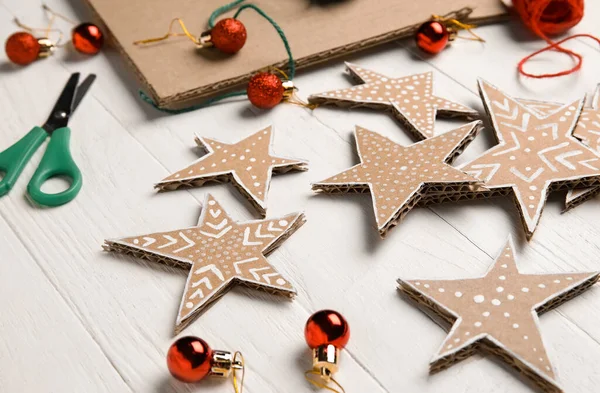 Pappsterne Mit Weihnachtskugeln Auf Weißem Holzgrund Nahaufnahme — Stockfoto