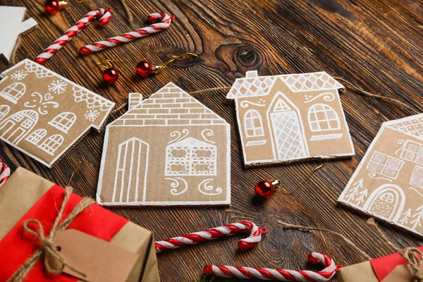 Kartonnen Huizen Met Kerstballen Snoepstokken Geschenken Donkere Houten Achtergrond — Stockfoto