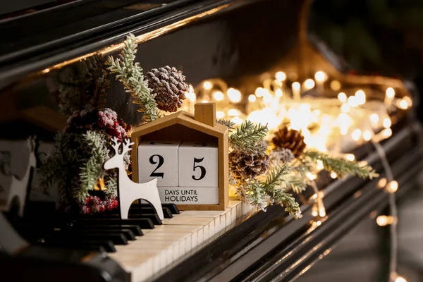 Kalendář Textem Den Holidays Vánoční Výzdoba Klavírních Klávesách Detailní Záběr — Stock fotografie