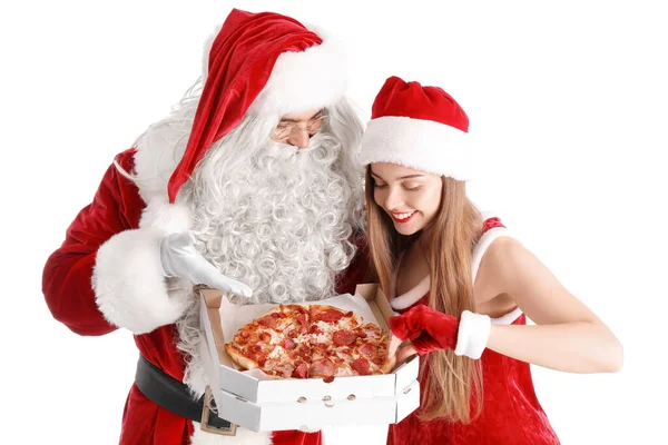 身穿圣诞老人服装的年轻夫妇们拿着盒子 盒子里有白色背景的美味披萨 — 图库照片