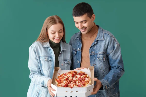 Szczęśliwa Młoda Para Świeżą Pizzą Zielonym Tle — Zdjęcie stockowe
