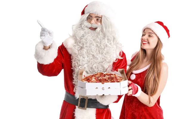 身穿圣诞老人服装的年轻夫妇们拿着盒子 盒子里有白色背景的美味披萨 — 图库照片