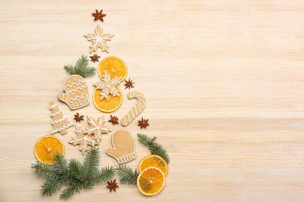 Christmas Tree Made Cookies Fir Branches Anise Orange Slices Wooden — Stock Photo, Image