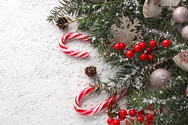 Σύνθεση Κλαδιά Ελάτης Ζαχαρωτά Και Χριστουγεννιάτικα Στολίδια Ανοιχτό Φόντο Closeup — Φωτογραφία Αρχείου