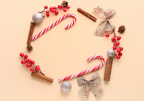 Marco Hecho Sabrosos Bastones Caramelo Canela Decoraciones Navidad Sobre Fondo — Foto de Stock
