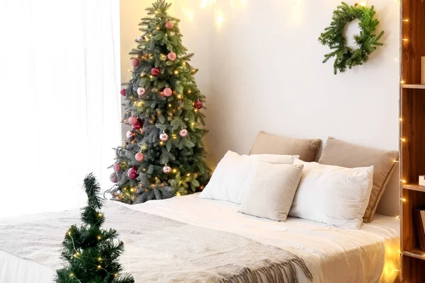 Interieur Van Slaapkamer Met Kerstbomen Gloeiende Lichtjes — Stockfoto