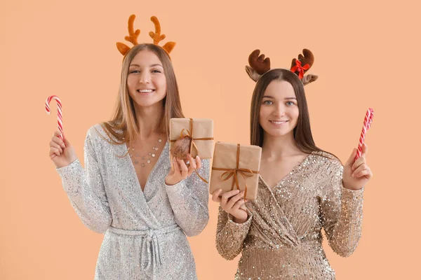 Mujeres Jóvenes Cuernos Reno Con Regalos Navidad Bastones Caramelo Sobre — Foto de Stock