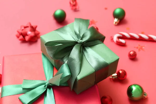 Geschenkboxen Mit Weihnachtskugeln Auf Rotem Hintergrund — Stockfoto