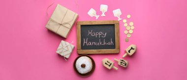 Pembe arka planda Hannukah için güzel kompozisyon, üst manzara