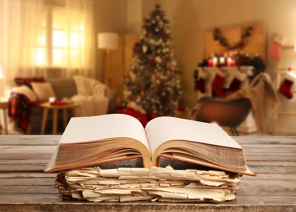 Régi Könyvek Asztalon Szobában Díszített Karácsonyra — Stock Fotó