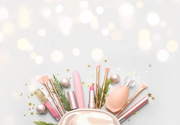 化粧品やテキストのためのスペースと光の背景にクリスマスの装飾を持つバッグ — ストック写真