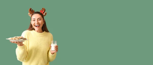 Gelukkige Jonge Vrouw Hertenhoorns Met Bord Met Peperkoek Koekjes Glas — Stockfoto