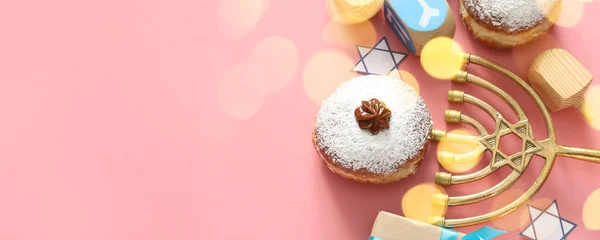 Menorah Dreidels Donuts Hanuka Kutlaması Için Pembe Arka Planda Metin — Stok fotoğraf