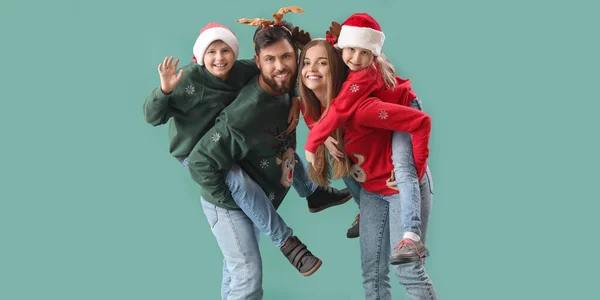 Ευτυχισμένη Οικογένεια Χριστουγεννιάτικα Ρούχα Στο Φόντο Χρώμα — Φωτογραφία Αρχείου