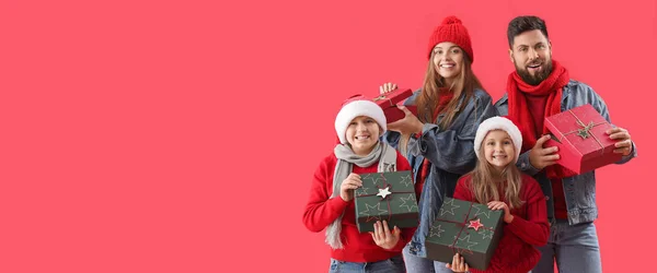 Boldog Szülők Kisgyermekeikkel Karácsonyi Ajándékok Piros Alapon Helyet Szöveges — Stock Fotó