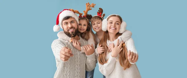 Joyeux Famille Avec Des Étincelles Noël Sur Fond Bleu — Photo