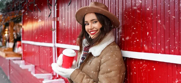 Hermosa Mujer Joven Con Café Caliente Aire Libre Día Invierno —  Fotos de Stock