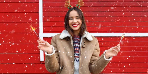 Kış Günü Dışarıda Noel Havai Fişekleriyle Gülümseyen Genç Kadın — Stok fotoğraf