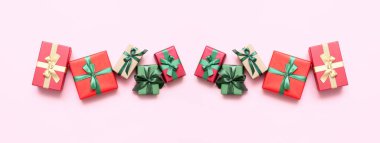 Pembe arka planda güzel Noel hediye kutuları, üst manzara