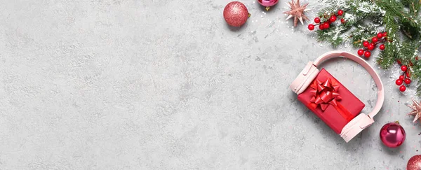 Koptelefoon Cadeau Sparren Takken Kerstdecor Lichte Grunge Achtergrond Met Ruimte — Stockfoto