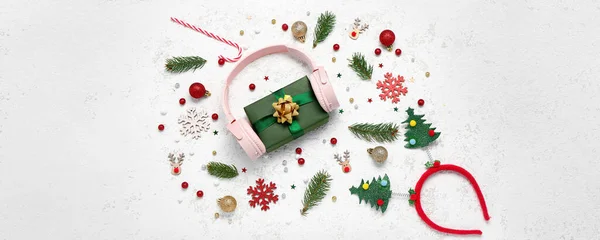 Auriculares Con Decoración Regalo Navidad Sobre Fondo Claro Vista Superior —  Fotos de Stock