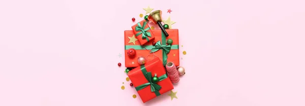 Rode Geschenkdozen Met Kerstdecor Roze Achtergrond Bovenaanzicht — Stockfoto
