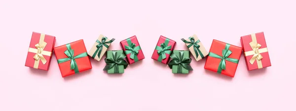 Schöne Weihnachtsgeschenkboxen Auf Rosa Hintergrund Ansicht Von Oben — Stockfoto