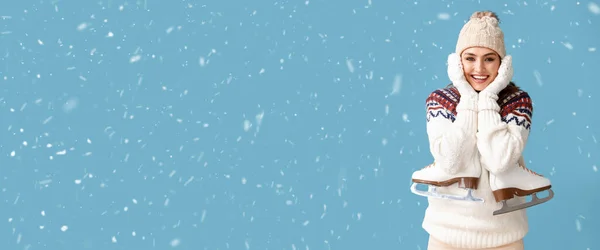 Kış Kıyafetleri Içinde Açık Mavi Arka Planda Buz Patenleriyle Mesaj — Stok fotoğraf