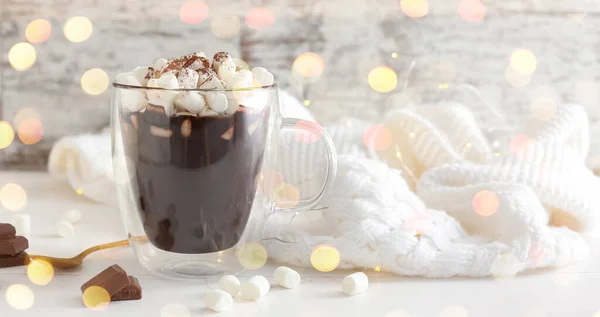 Šálek Horké Čokolády Marshmallows Teplý Svetr Bílém Stole — Stock fotografie