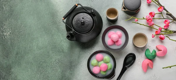 Bir kase tangyuan, fal kurabiyesi ve arkaplanda mesaj için yeri olan çay. Dongzhi Festivali