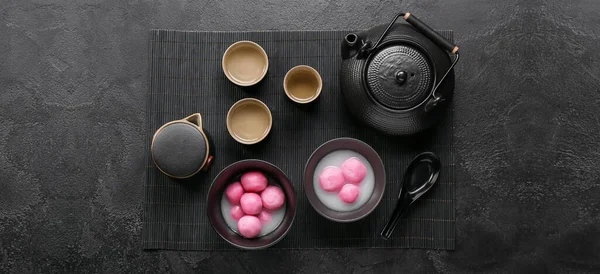 Schalen Aus Tangyuan Tassen Und Teekannen Auf Dunklem Hintergrund Dongzhi — Stockfoto