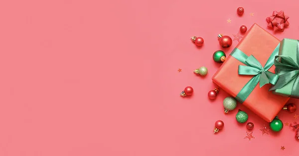 Подарочные Коробки Рождественскими Шарами Красном Фоне Пробелами Текста — стоковое фото