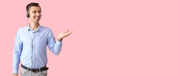 Male Technical Support Agent Showing Something Pink Background Space Text — Stock Photo, Image