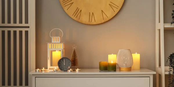 Ρολόι Ξυπνητήρι Χριστουγεννιάτικο Φανάρι Και Λαμπιρίζοντας Κεριά Στο Συρτάρι Του — Φωτογραφία Αρχείου