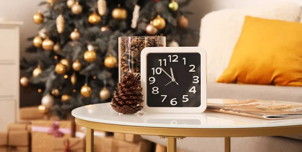 Clock Coniferous Cones Table Living Room New Year Celebration — Stock Photo, Image