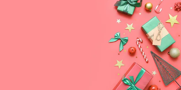 Geschenkschachteln Und Weihnachtsdekor Auf Rotem Hintergrund Mit Platz Für Text — Stockfoto