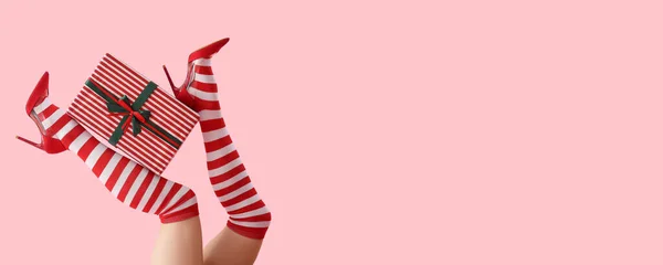 Nogi Kobiety Świąteczne Pończochy Pudełko Różowym Tle Miejscem Tekst — Zdjęcie stockowe