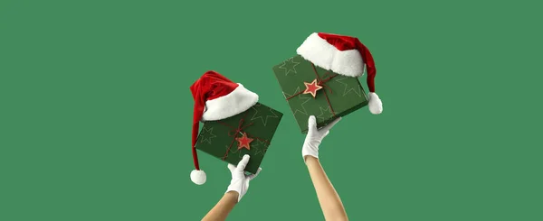 Manos Femeninas Sosteniendo Cajas Regalo Navidad Con Sombreros Santa Sobre —  Fotos de Stock