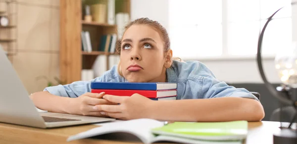 Estudiante Cansada Preparándose Para Examen Casa — Foto de Stock